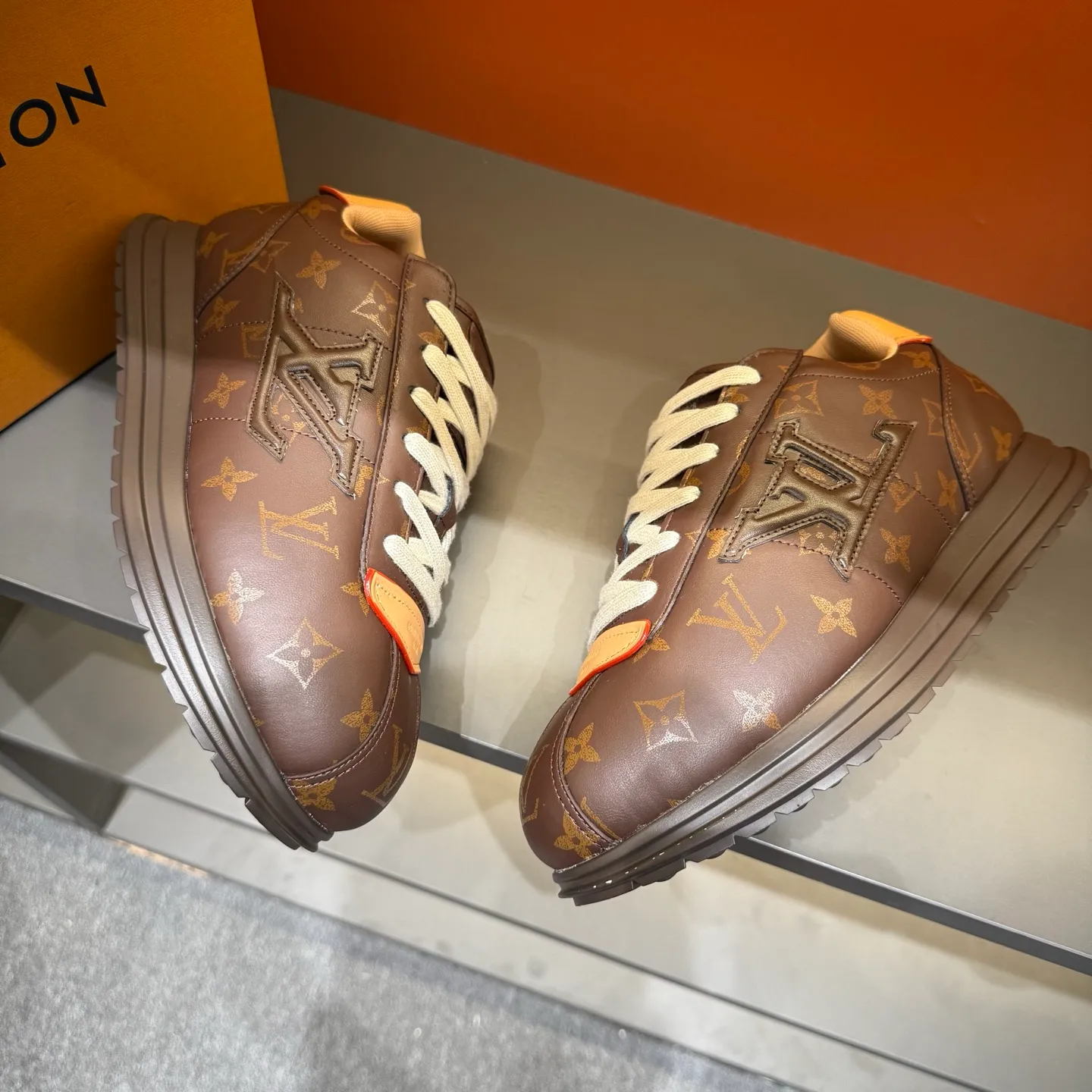 P540 Size 38-45 LV 🫏The colorful interpretation of BUTTERSOFT sneakers combines sheepskin, The colorful interpretation of LV BUTTERSOFT sneakers combines sheepskin and calfskin, bringing a super soft feel. Designed by Pharrell Williams, this '60s-inspired shoe features a padded upper that's been crafted by Louis Vuitton craftsmen to further enhance the comfort of the leather. In addition to the LV initials, it features multiple signatures, including natural leather trim and an embossed pattern of Pharrell Williams and lobster on the side, referencing the Fall/Winter 2025 men’s show. A must-have artifact for fashionistas✅
